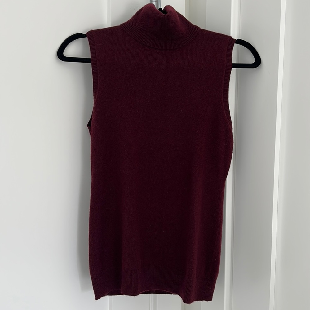 Theory sleeveless burgundy turtle neck 100% cashmere size S